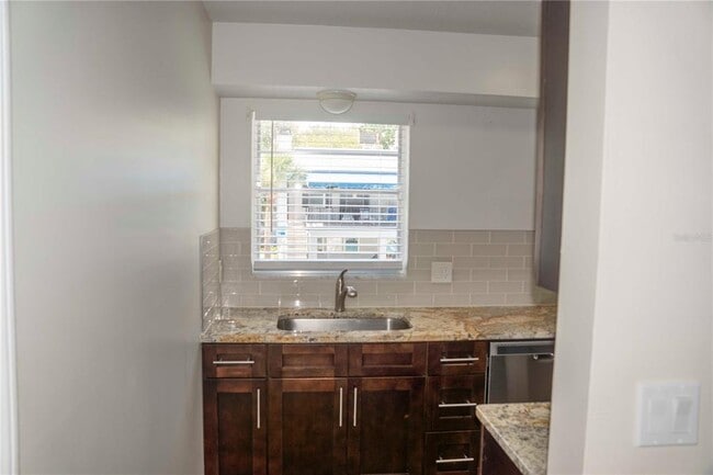 Building Photo - 6940 Sunset Dr S