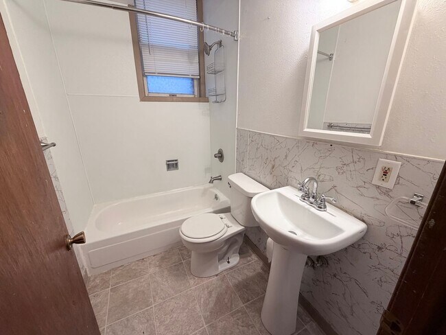 Building Photo - 2007 Nash St