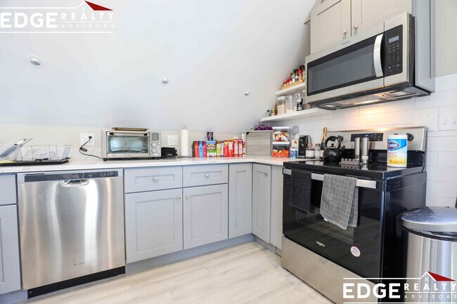 Building Photo - 131 Murdock St