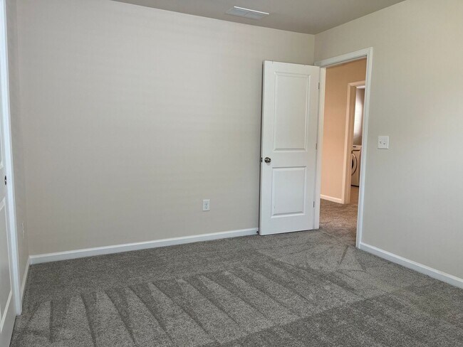 Building Photo - AMAZING LOCATION, Fantastic 4 Bed Home, In...