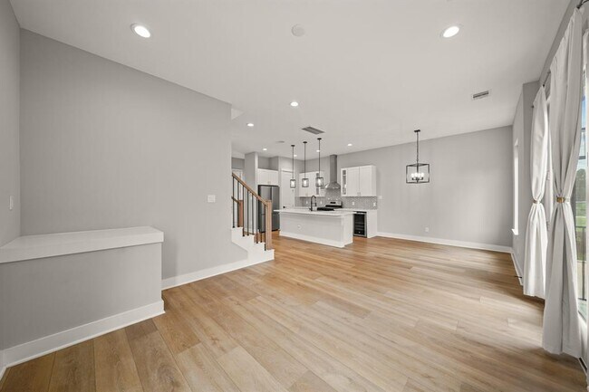 Building Photo - 823 Woodcrest Dr