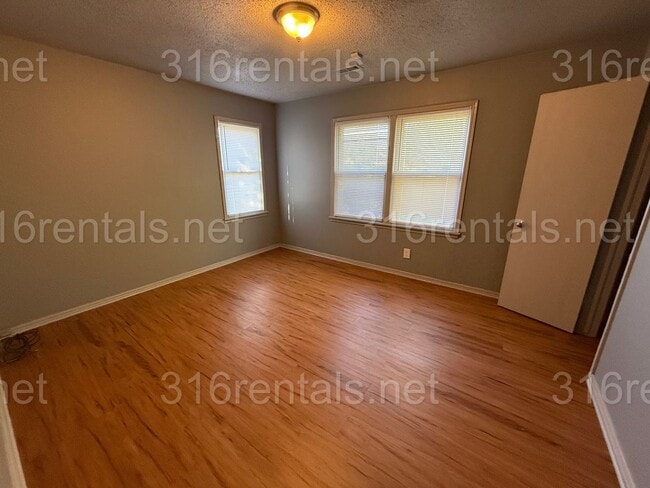 Building Photo - $1145 - 3 bedroom / 1 bathroom - Single Fa...