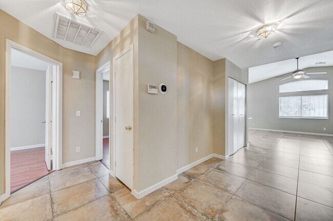 Building Photo - Rare Single Story Home with hard flooring!