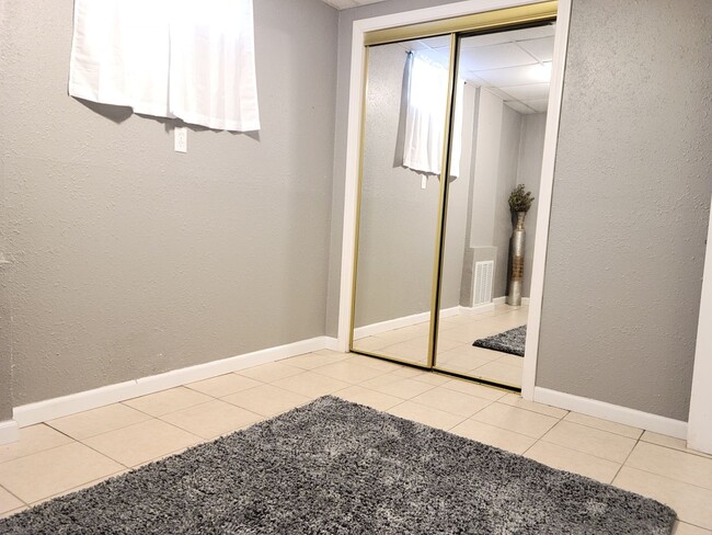 Building Photo - BEAUTIFUL UPDATED 3 BEDROOM 2 BATH HOUSE!