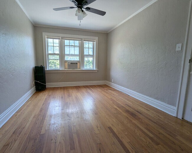 Building Photo - Freshly Updated Southampton 1 Bedroom