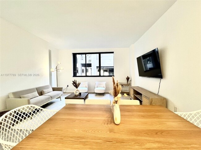 Building Photo - 540 Brickell Key Dr