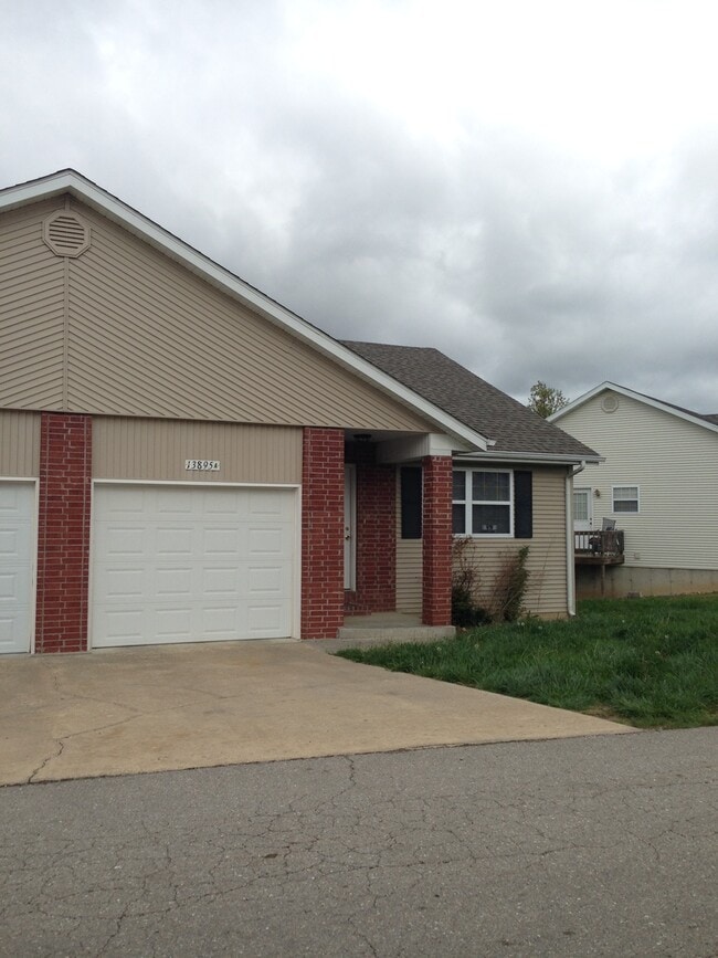 Primary Photo - Spacious 3 bedroom, 2 bathroom duplex!