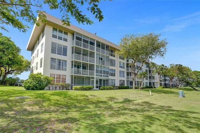 Building Photo - 2651 S Course Dr