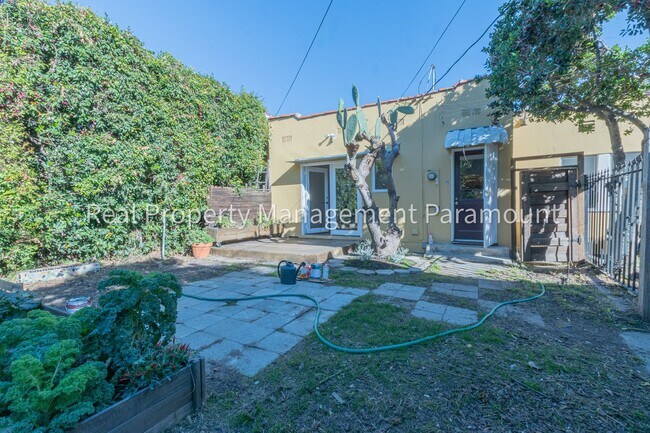 Building Photo - 1929 N Berendo St
