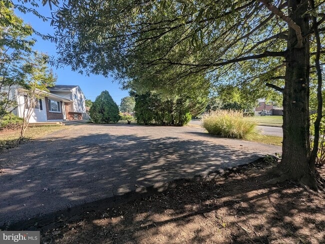 Building Photo - 6327 Willowood Ln