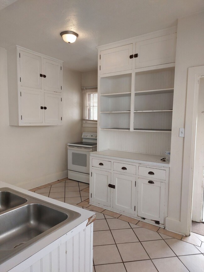 Building Photo - College Housing - 4 bedrooms