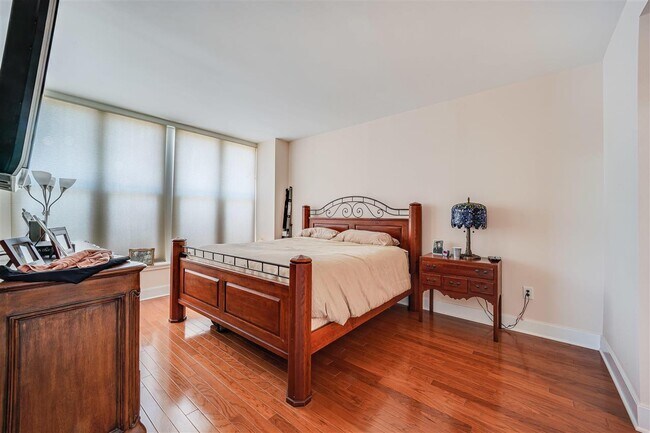 Building Photo - 1125 Maxwell Ln