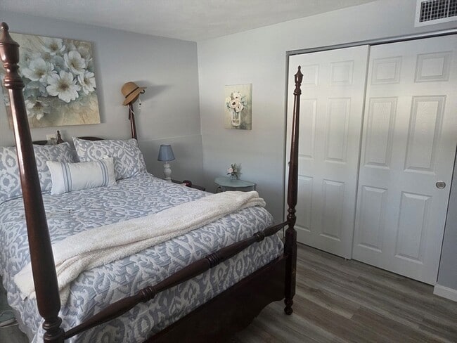 Building Photo - 176 Maple Ave