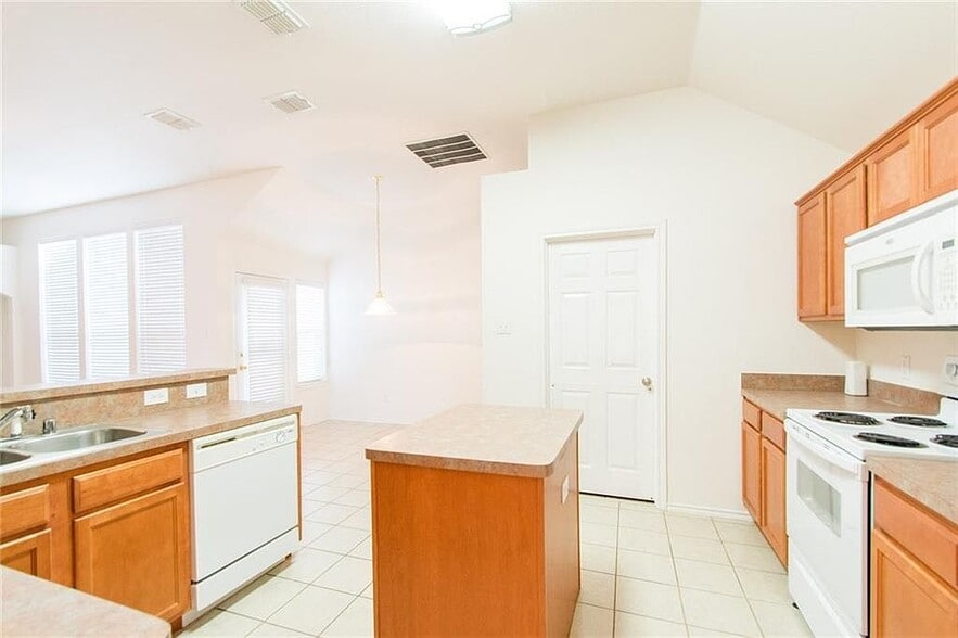 Building Photo - 234 Silvercreek Dr