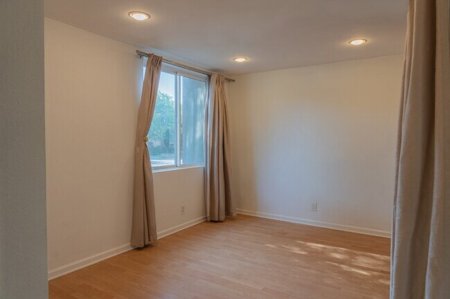Building Photo - 465 S Los Robles Ave