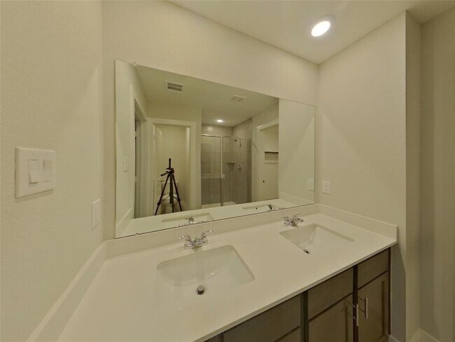 Building Photo - 4930 San Fabiano Ct