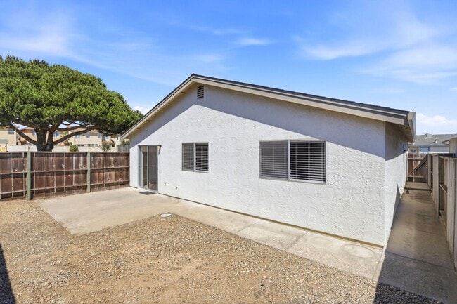 Building Photo - 745 Cedar Dr