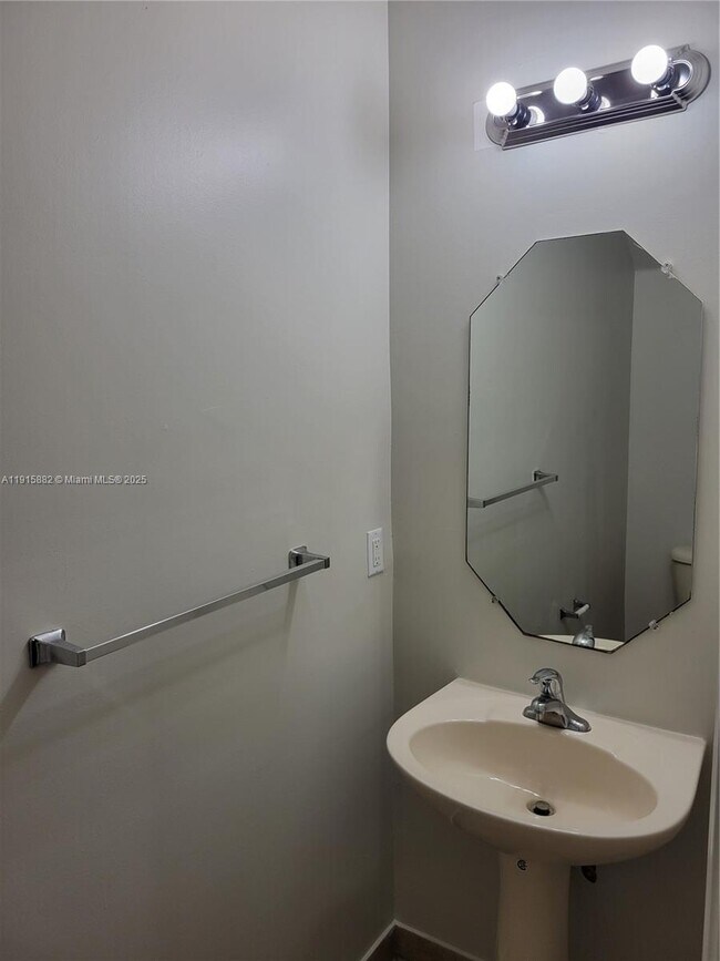 Building Photo - 2573 SW 82nd Ave