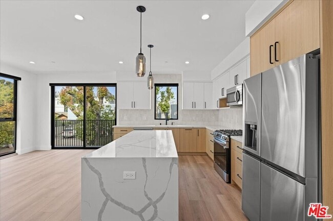 Building Photo - 4825 Satsuma Ave