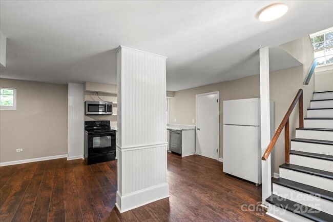 Building Photo - 904 Edgewood Cir