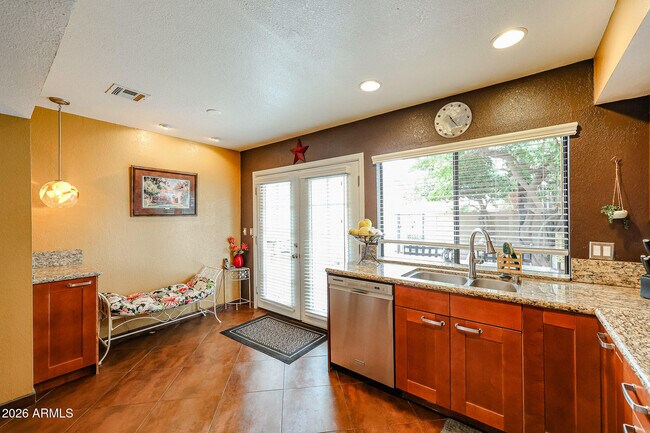 Building Photo - 7720 N Pinesview Dr