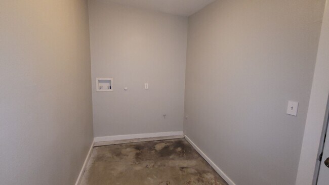 Building Photo - Recently remodeled 2 Bedroom 2 Bathroom