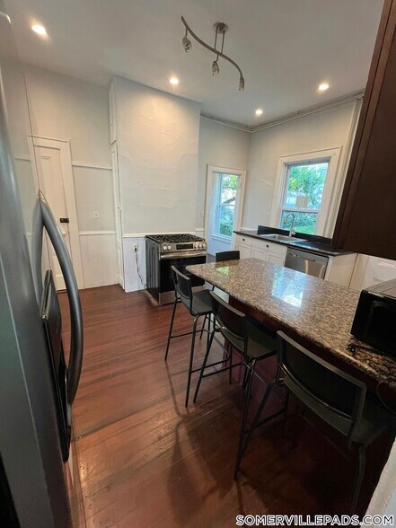 Building Photo - 76 Curtis St