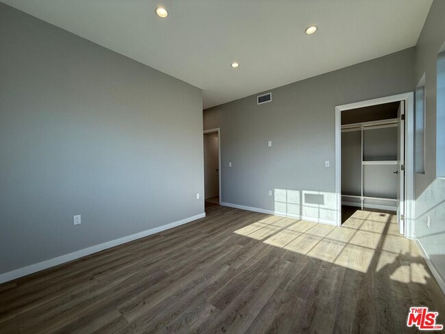 Building Photo - 10605 Owensmouth Ave