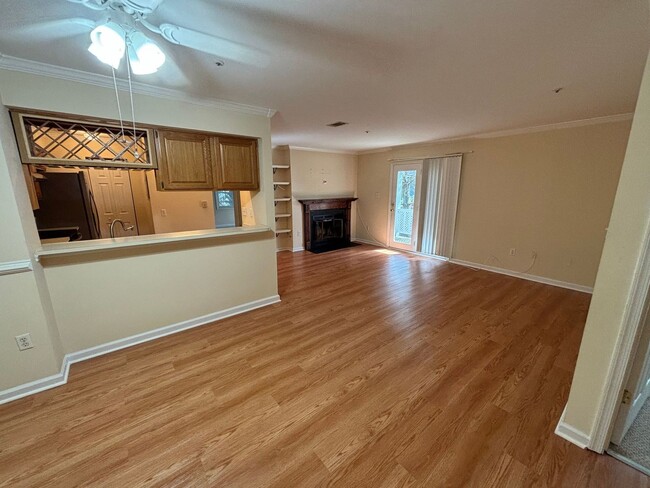 Building Photo - Updated - 2BD/2BA on 2nd floor with Balcony!
