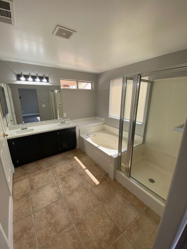 Building Photo - 127 Newburg Ave