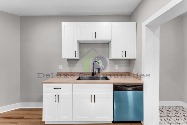 Building Photo - 724-724 Adams St SE