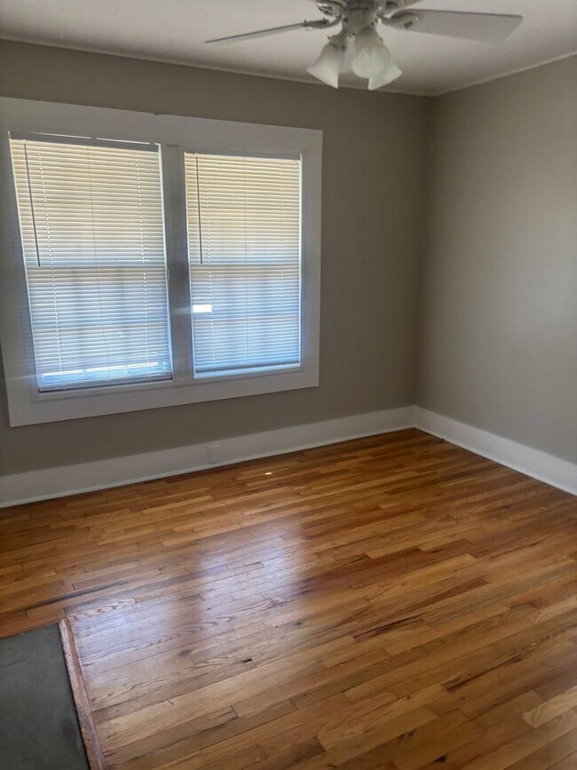 Building Photo - Single Family Home, 3 bed/1 bath $1,200 One-Story