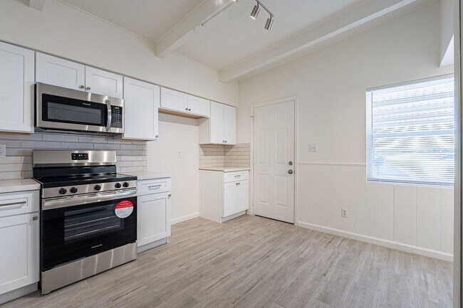 Building Photo - Updated townhome near Central Phx/Biltmore!