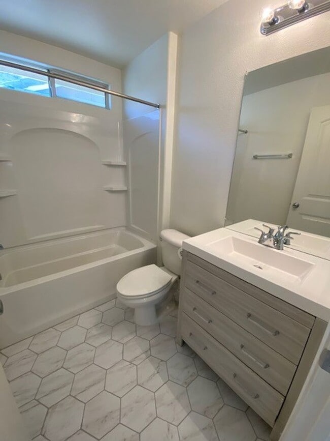 Building Photo - Unique Single Family 2/2 home