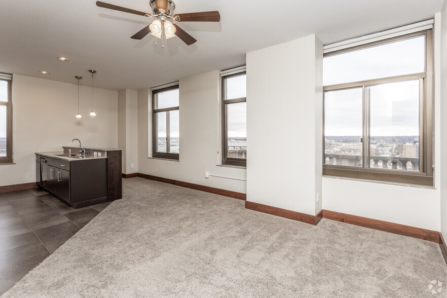 1BR, 1BA - 900-1,200 SF - Davenport Bank Apartments