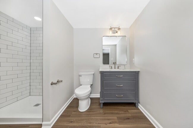 Building Photo - 406 E 9th St