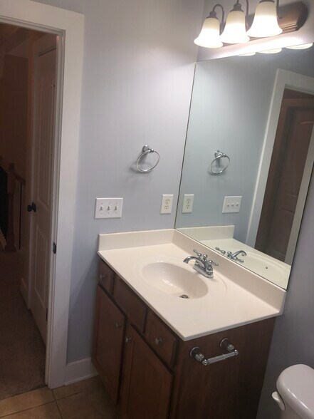 Upstairs Bath - 3947 River Pointe Ln