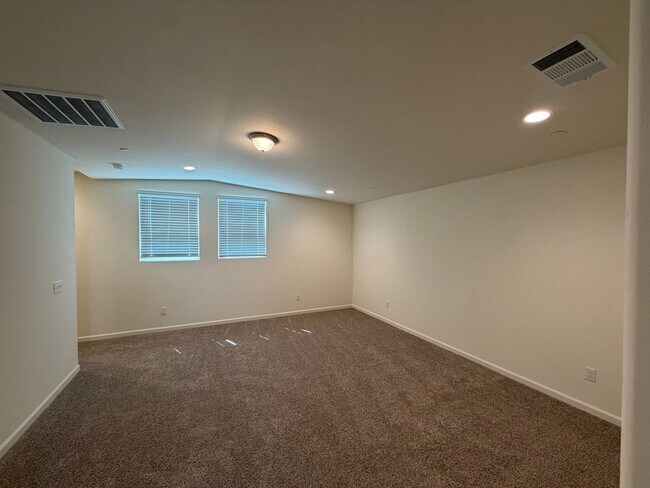 Building Photo - Beautiful Home for rent in Tulare!