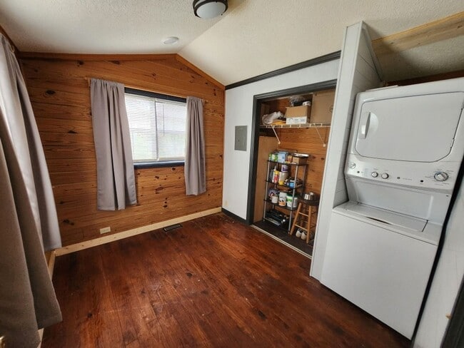 Building Photo - $1,100 - 2 Bedroom / 1 Bath Unfurnished Log Cabin Near Cherokee