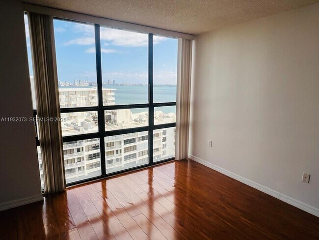 Building Photo - 1450 Brickell Bay Dr
