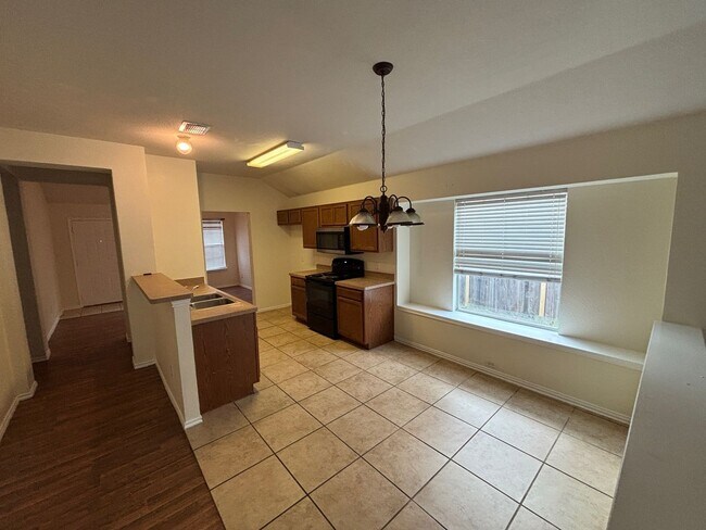 Building Photo - Move in Ready - 3 bedroom 2 bath 2 car garage