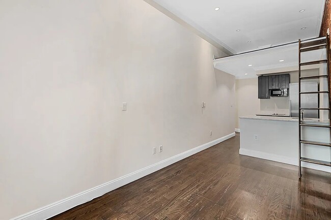 Primary Photo - 316 W 14th St