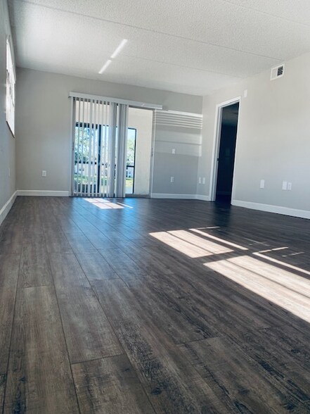 Building Photo - 6525 Deeb St