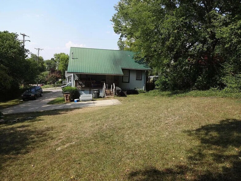 Building Photo - 3919 Dakota Ave