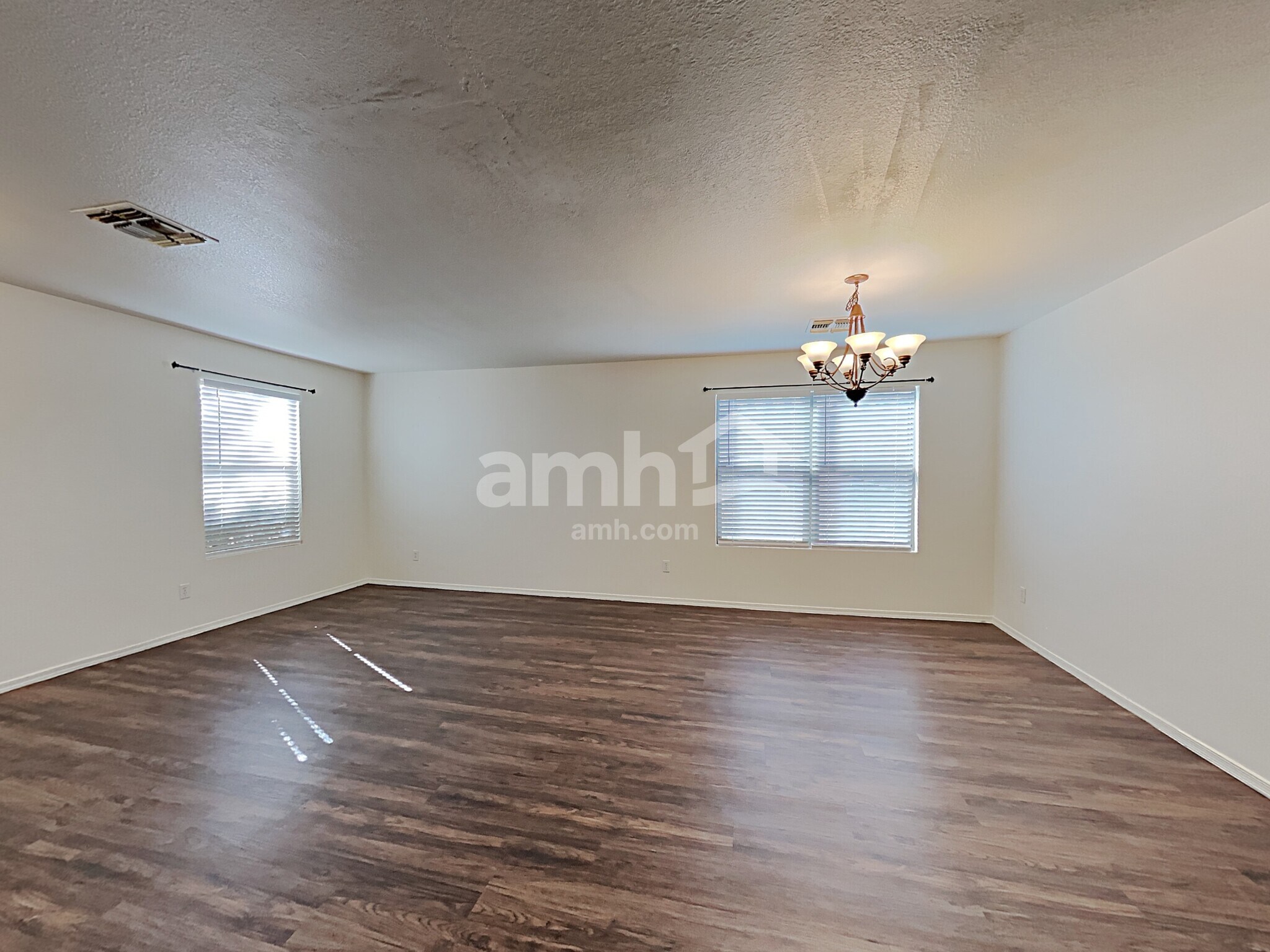 Building Photo - 5030 E Dale Ln