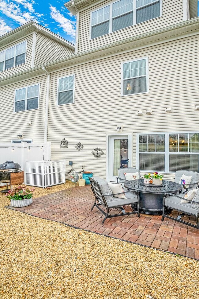Building Photo - Luxury Townhome for Rent near Regent!