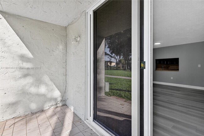 Building Photo - 10000 NW 80th Ct