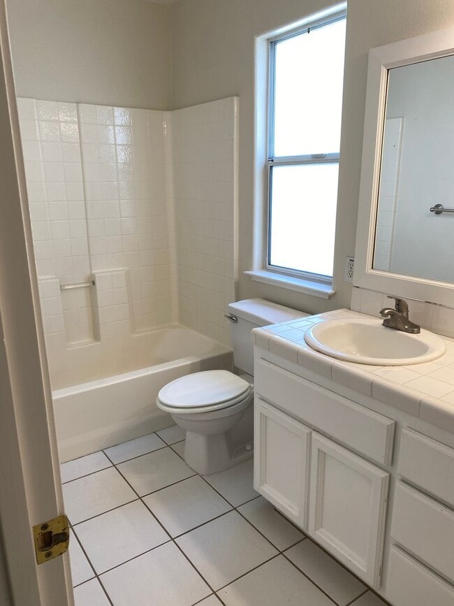 Building Photo - 4 Bed 2.5 Bath Family Home