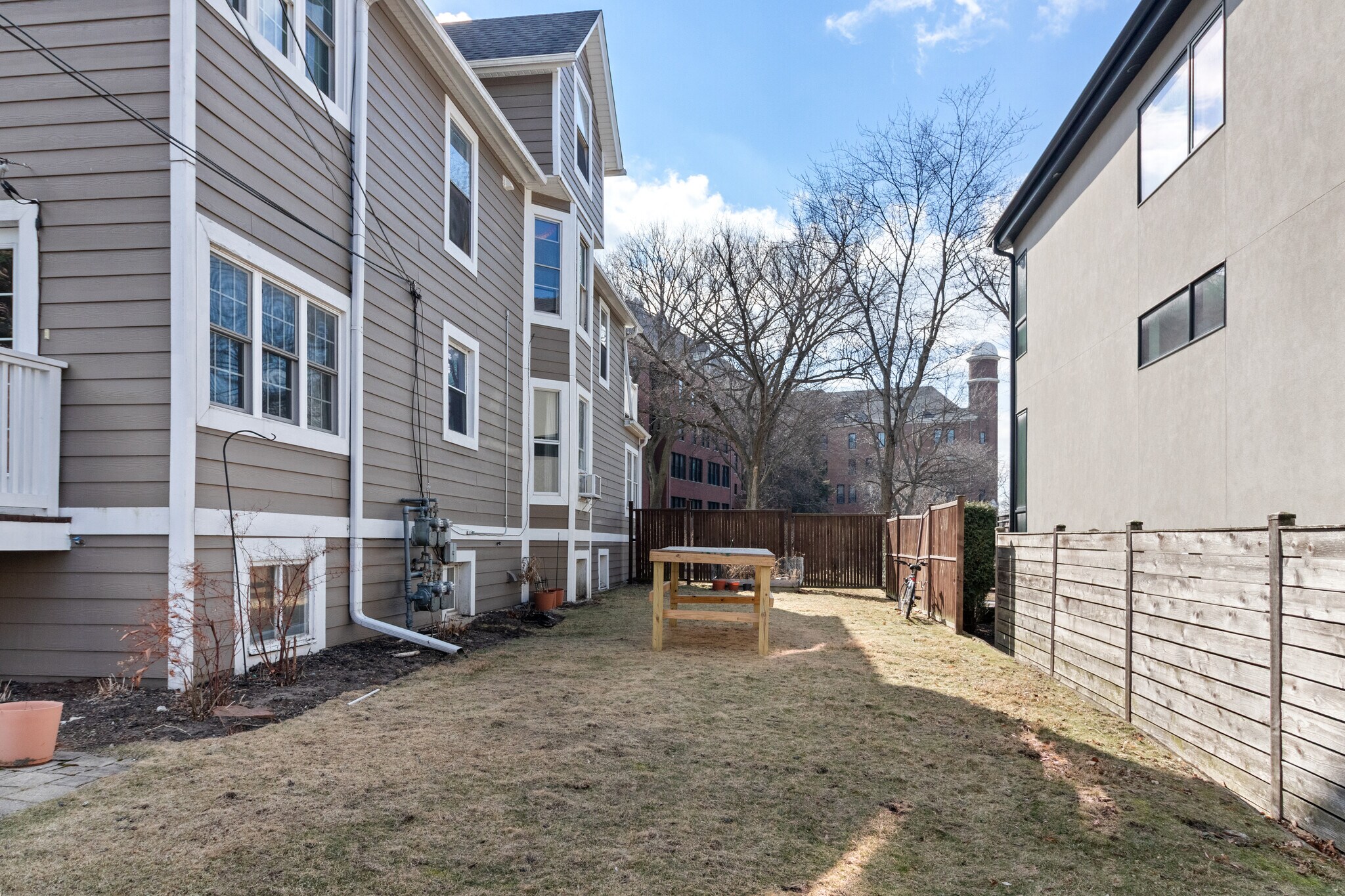 Building Photo - 1121 Leonard Pl