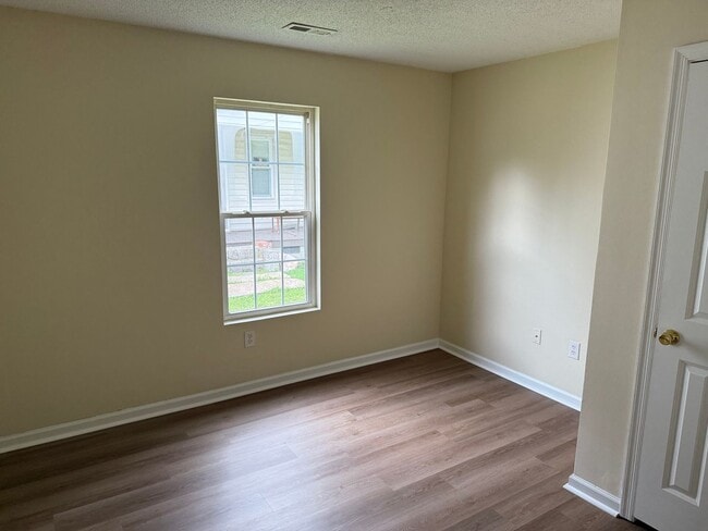 Building Photo - Super Cute home located in City Limits